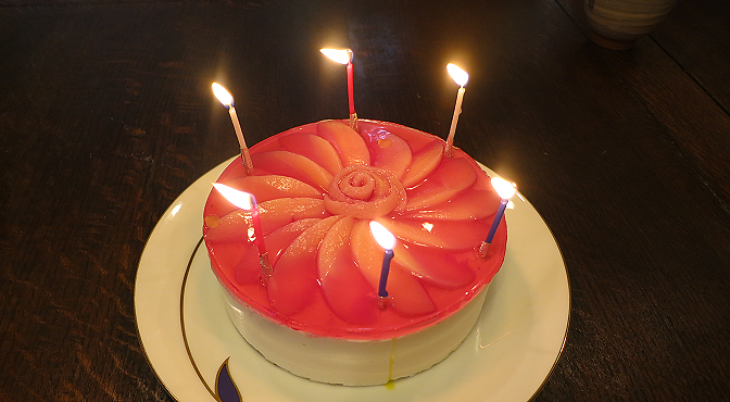 夏の手作り誕生日ケーキ、桃缶のムースにラズベリーゼリーがけ。
